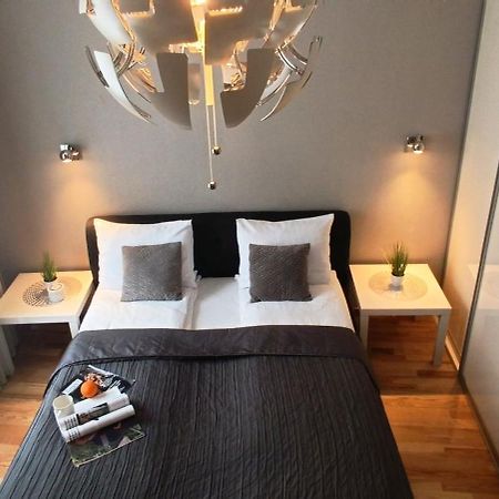 Old Town 2 Bedroom Apartment Near Dome Square & Scenic Waterfront Riga Dış mekan fotoğraf